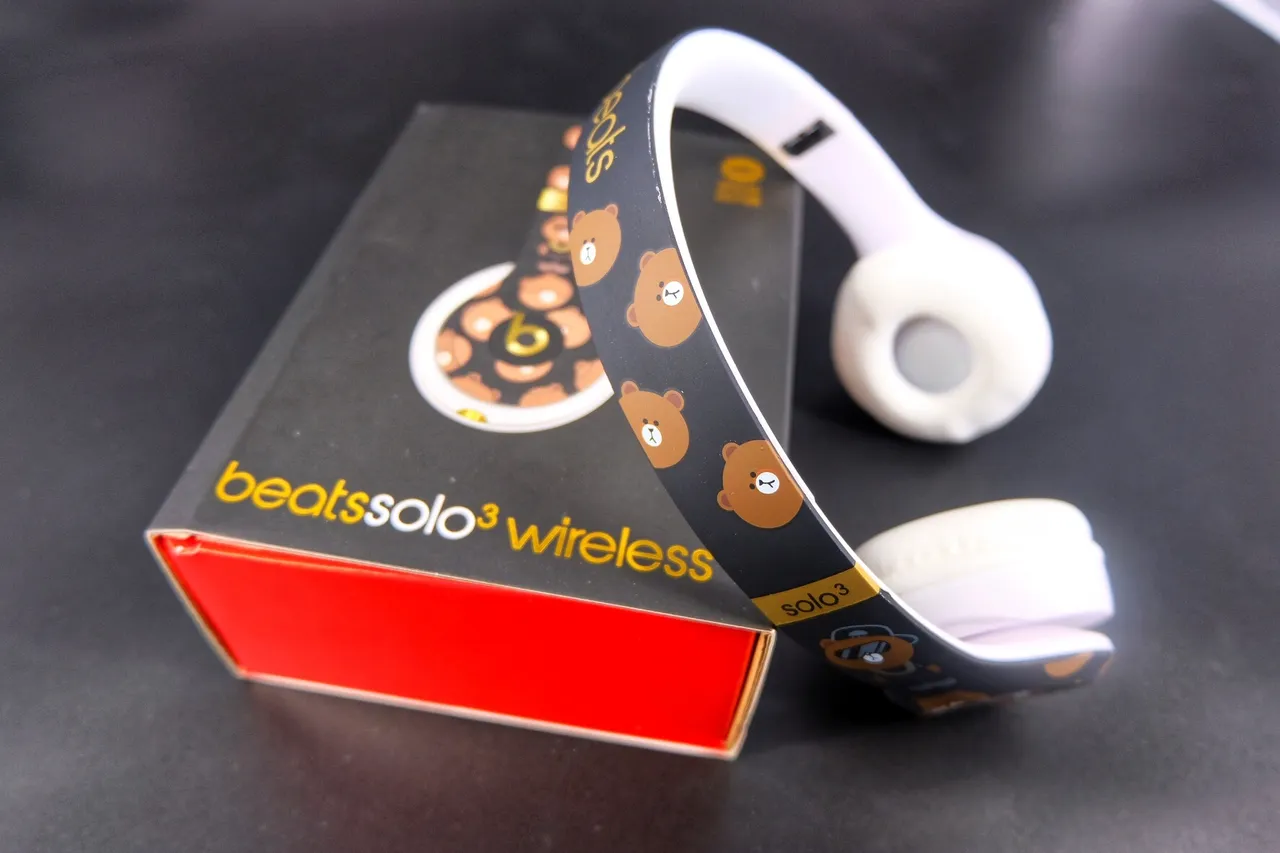 Beats Solo3 Wireless Brown Bear Print Special Edition Over-Ear Headphones 7