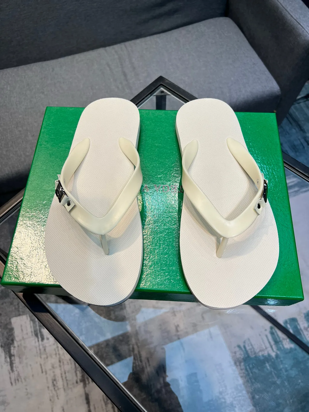 Bottega Veneta Andiamo Beige Sandalias Minimalistas con Correa de Dedo 2