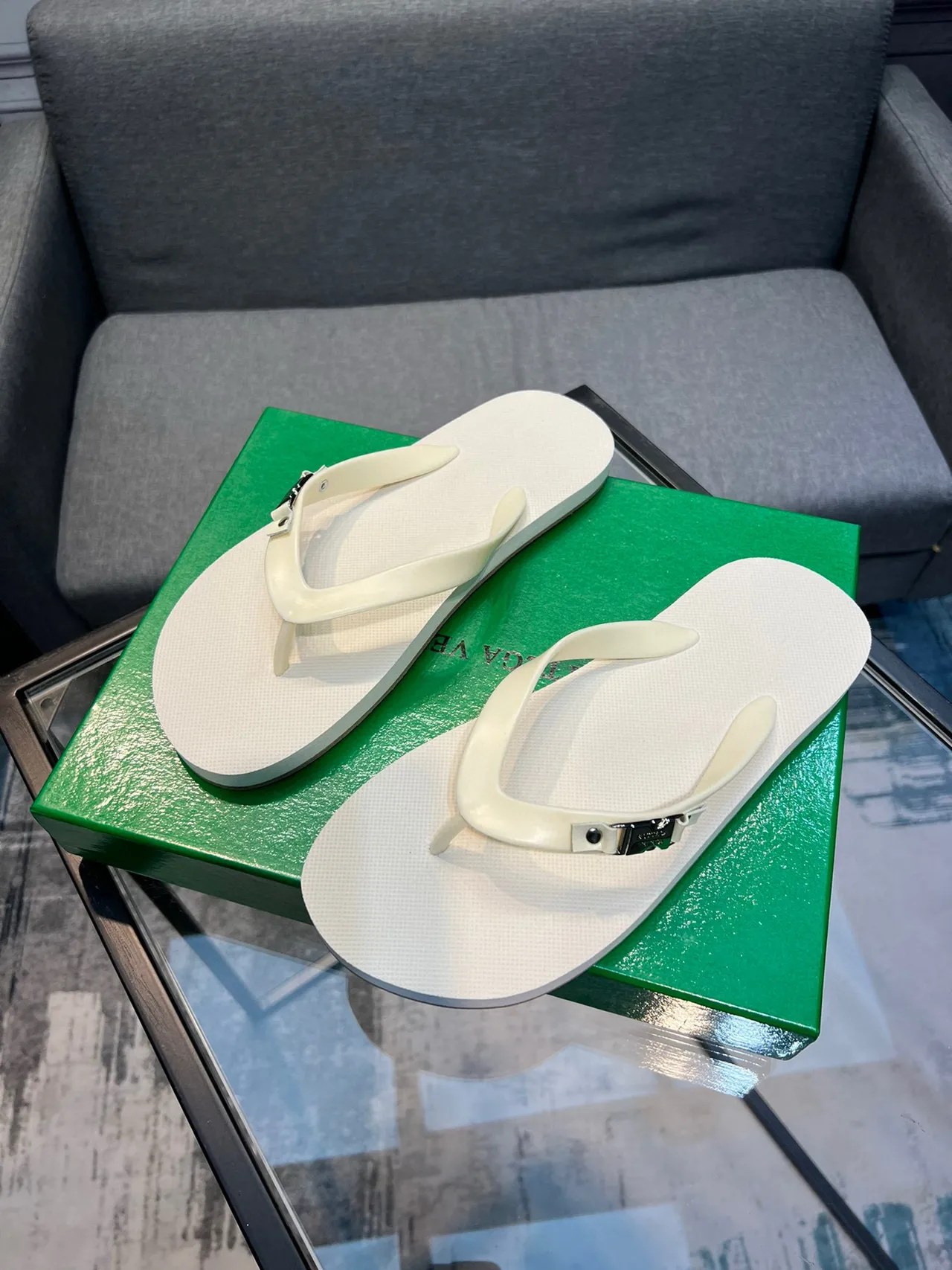 Bottega Veneta Andiamo Beige Sandalias Minimalistas con Correa de Dedo 3