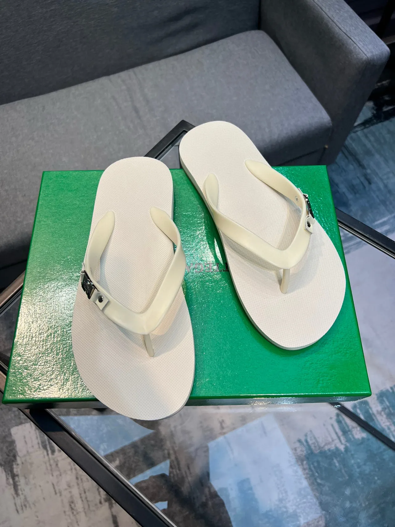 Bottega Veneta Andiamo Beige Sandalias Minimalistas con Correa de Dedo 5