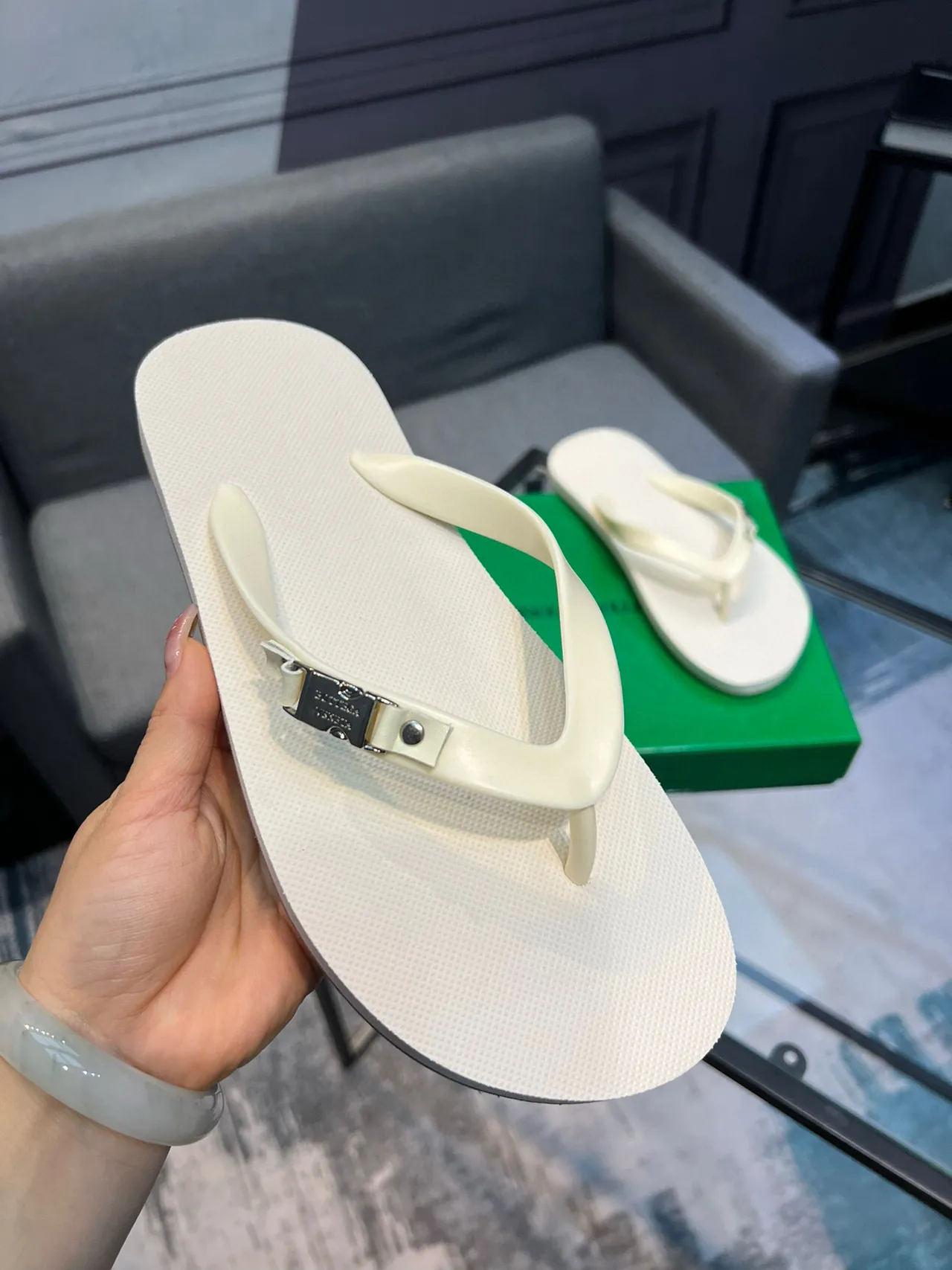 Bottega Veneta Andiamo Beige Sandalias Minimalistas con Correa de Dedo 6