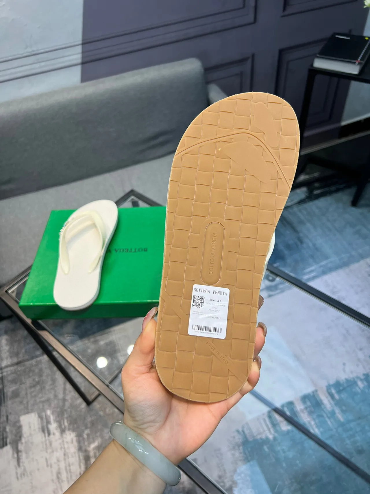 Bottega Veneta Andiamo Beige Sandalias Minimalistas con Correa de Dedo 7