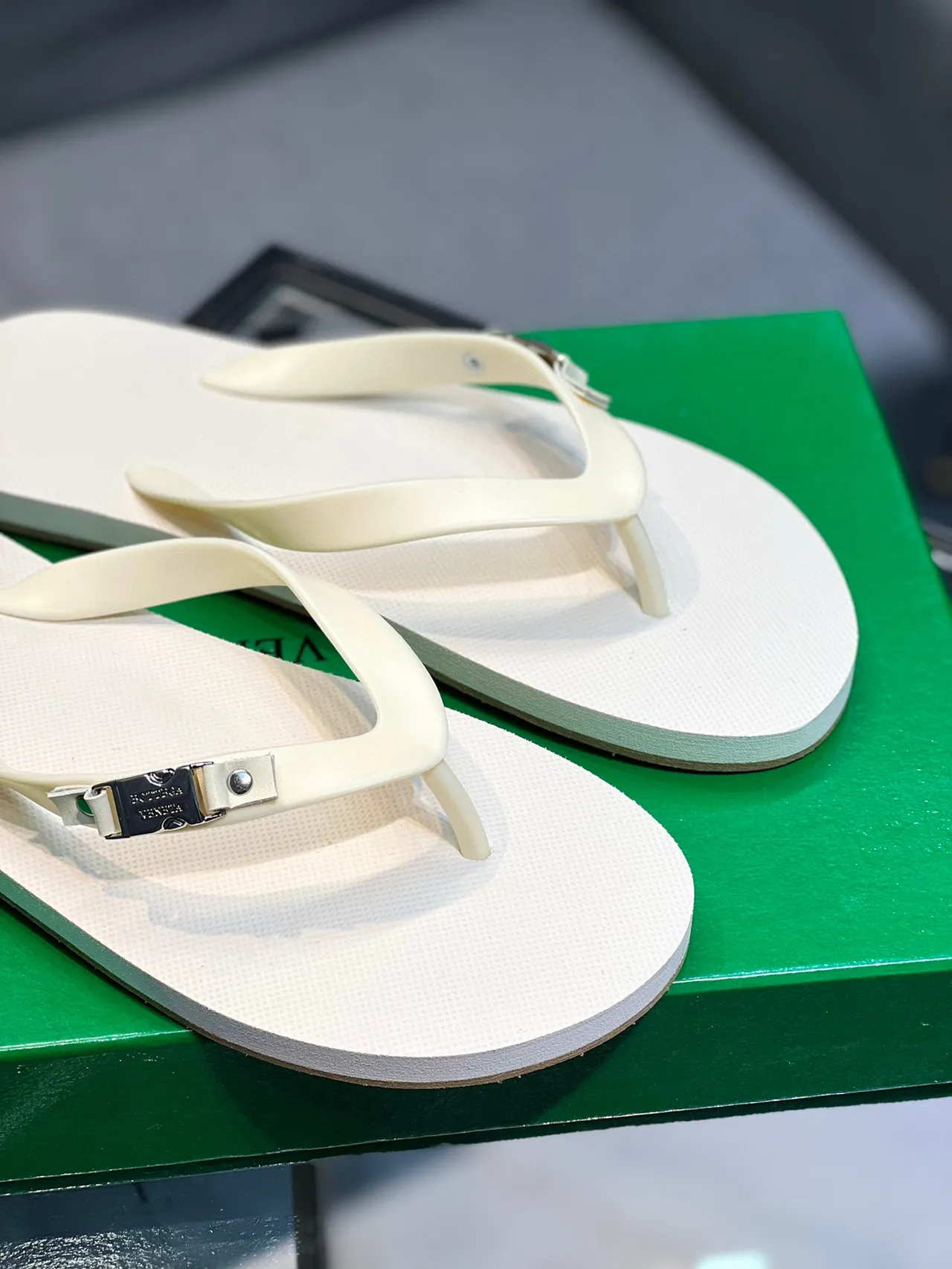 Bottega Veneta Andiamo Beige Sandalias Minimalistas con Correa de Dedo 9