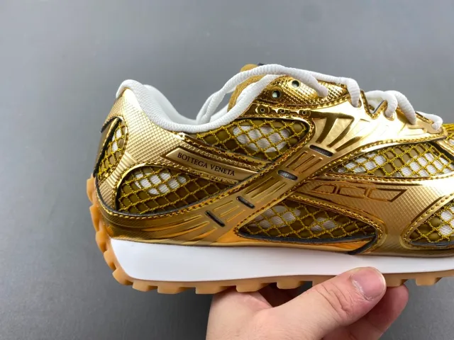 Bottega Veneta Andiamo Sneakers lifestyle en maille métallique dorée 3