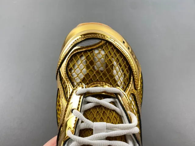 Bottega Veneta Andiamo Sneakers lifestyle en maille métallique dorée 5