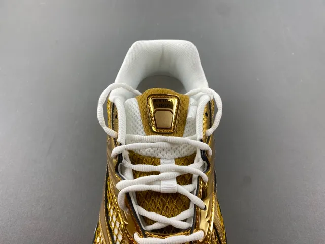 Bottega Veneta Andiamo Sneakers lifestyle en maille métallique dorée 6