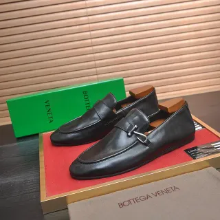Bottega Veneta काले चमड़े की बकल स्ट्रैप लूफर्स