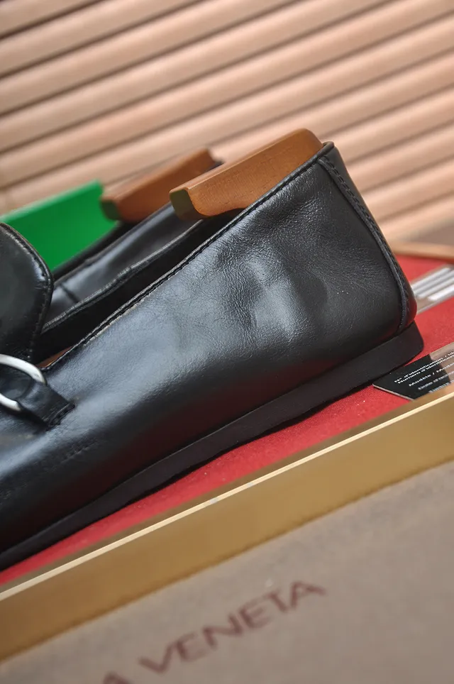 Bottega Veneta Mocassins de Couro Preto com Alça e Fivela 2