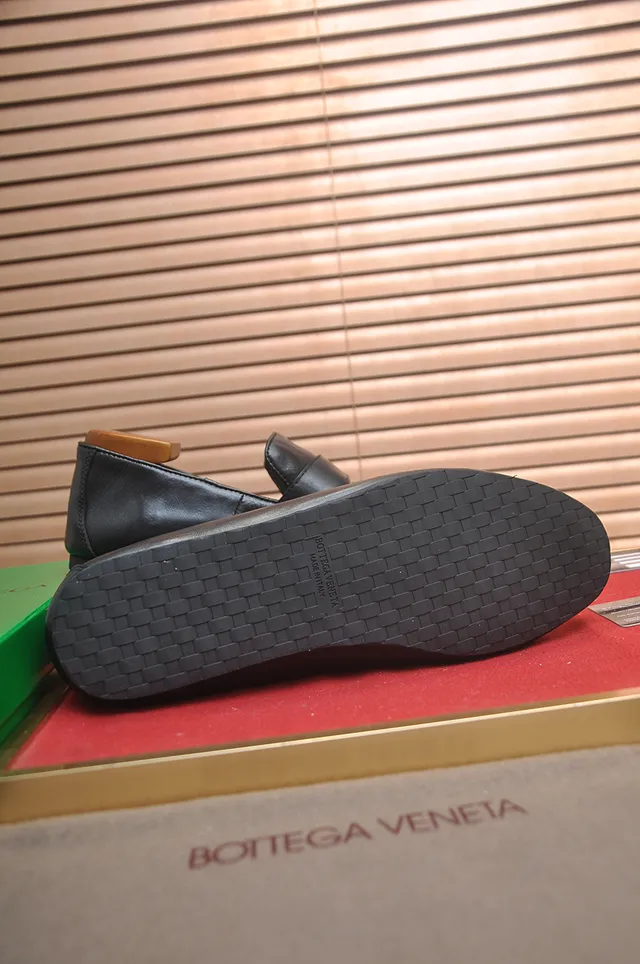 Bottega Veneta Mocassins de Couro Preto com Alça e Fivela 3