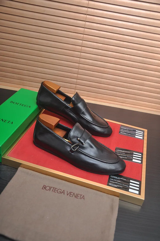 Bottega Veneta Mocassins de Couro Preto com Alça e Fivela 4