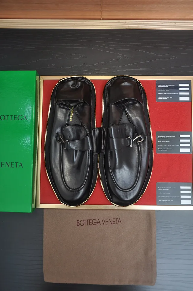 Bottega Veneta Mocassins de Couro Preto com Alça e Fivela 5