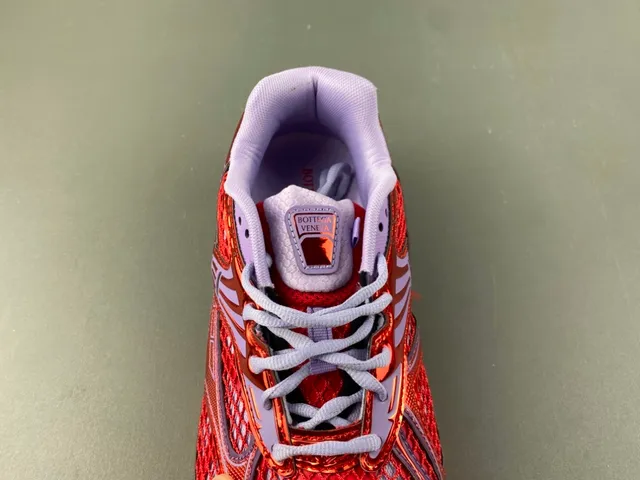 Bottega Veneta Cassette Tênis Lifestyle Metálicos Vermelho e Roxo 6