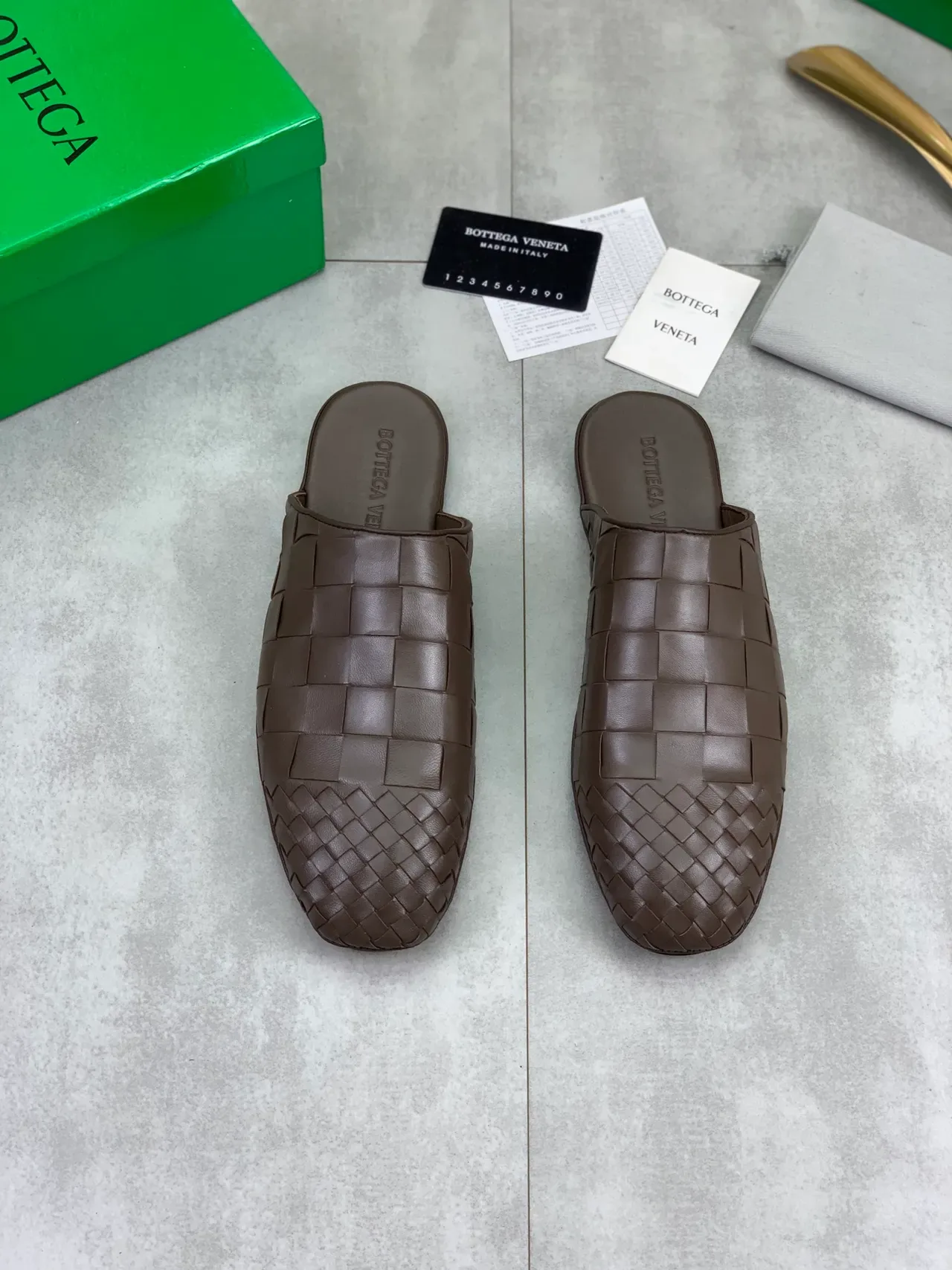 Bottega Veneta Cassette Woven Pantoufles en Cuir Marron 5
