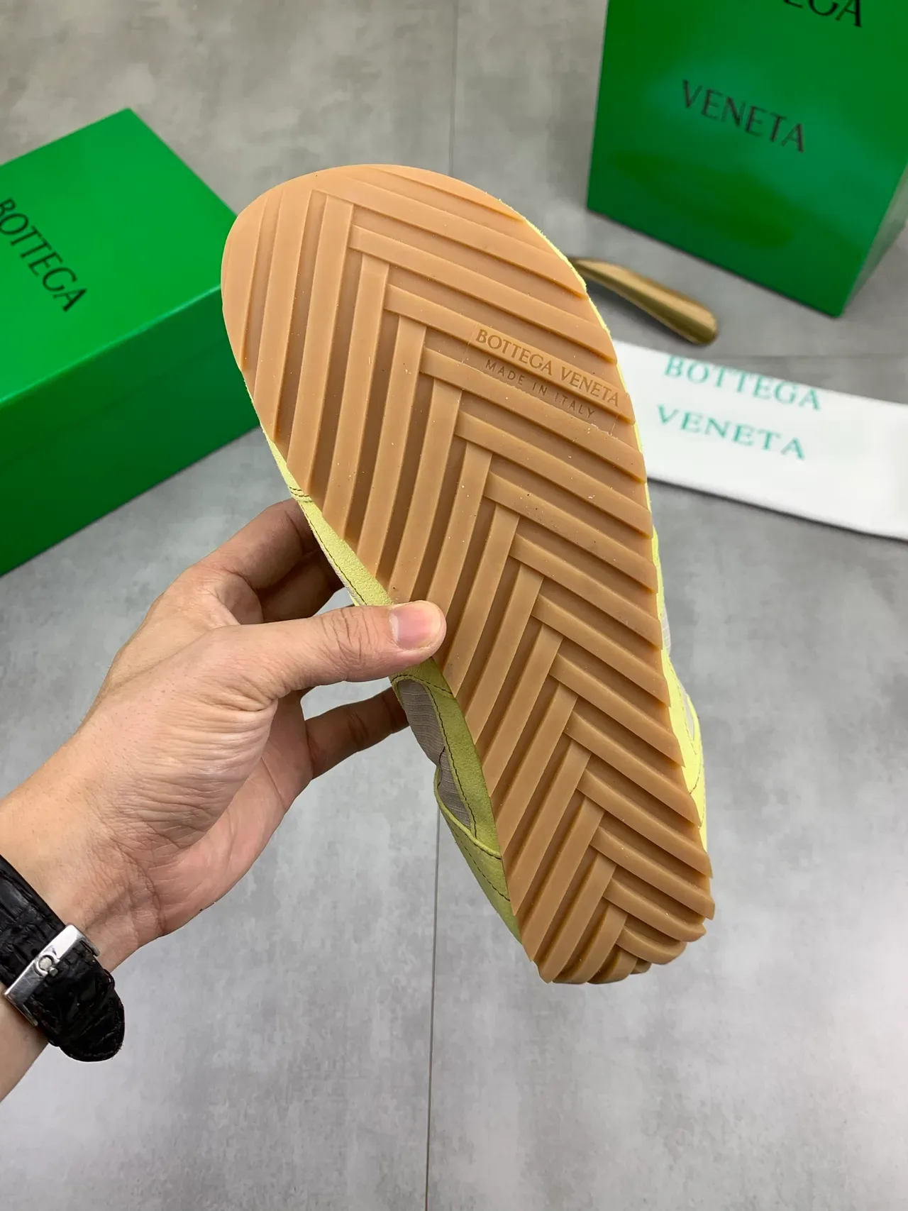 Bottega Veneta أصفر الليمون والبرجوندي أحذية رياضية للأسلوب الحياة مربوطة بالأربطة 3
