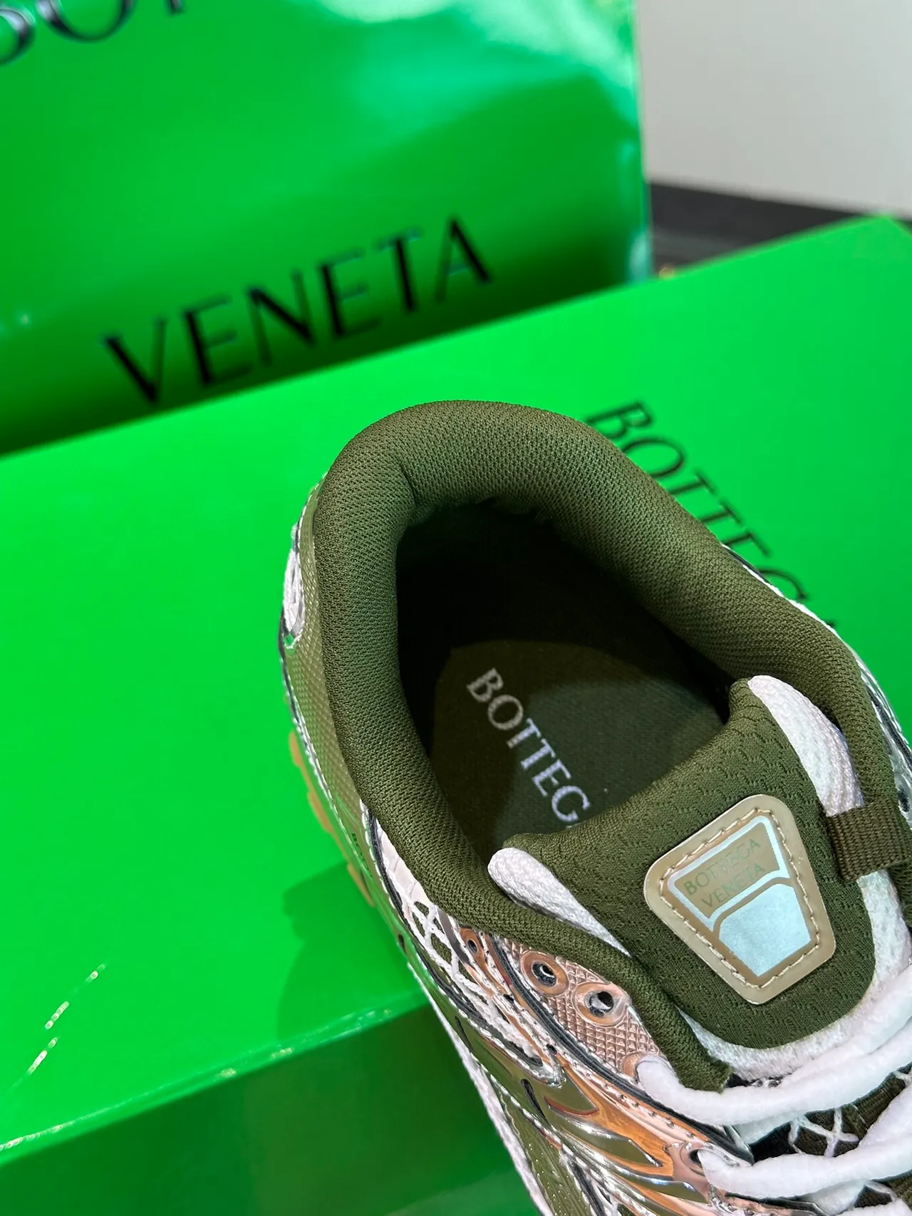 Bottega Veneta Tênis Lifestyle de Malha Trançada Metallic Oliva e Prata 2