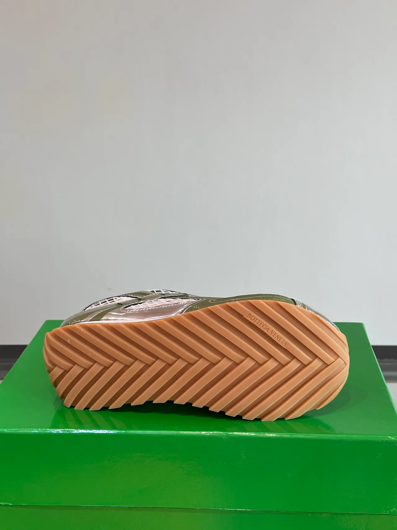 Bottega Veneta Tênis Lifestyle de Malha Trançada Metallic Oliva e Prata 3