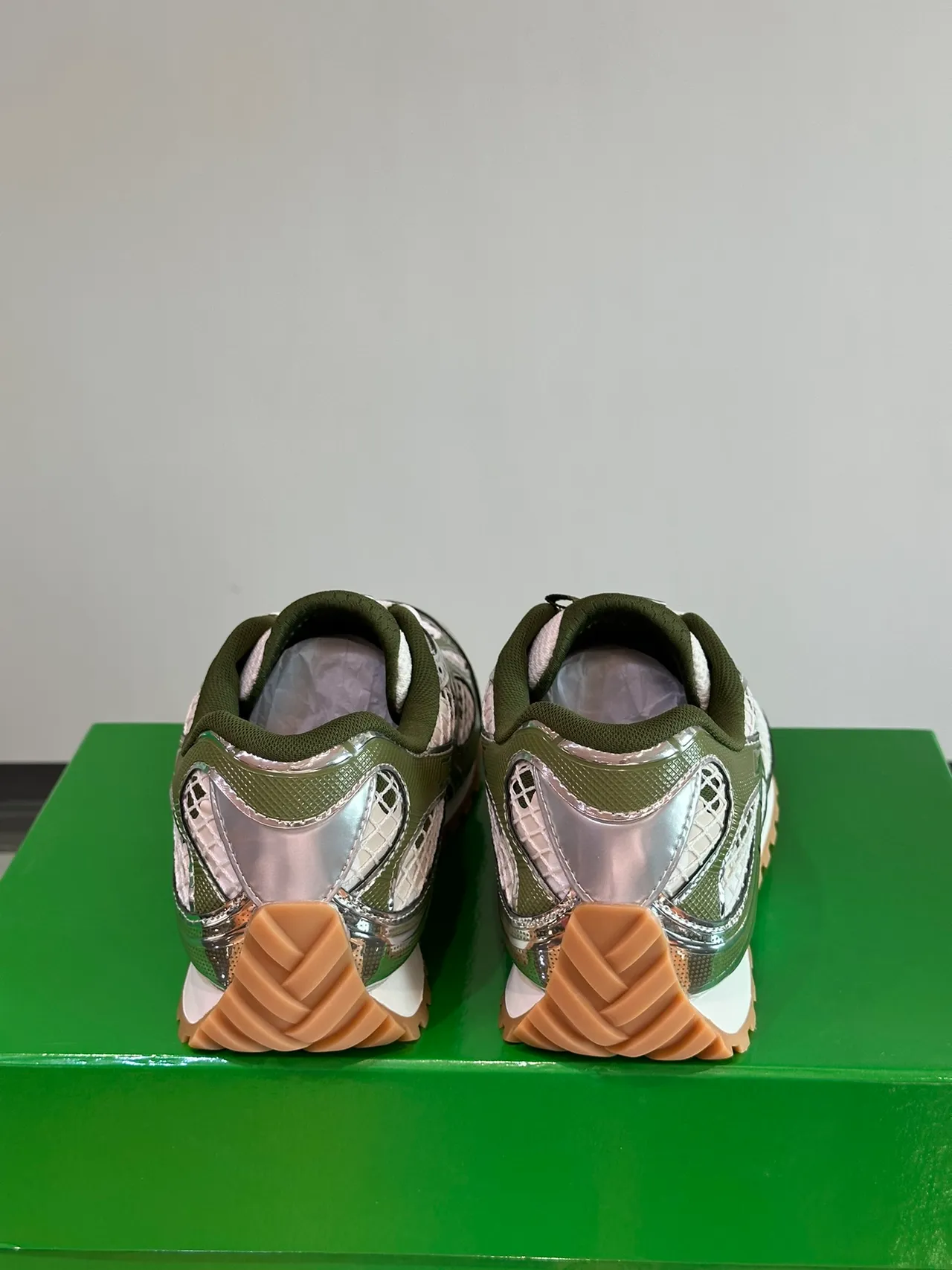 Bottega Veneta Tênis Lifestyle de Malha Trançada Metallic Oliva e Prata 4