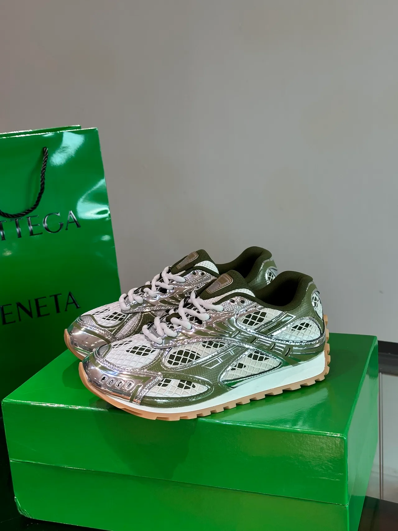 Bottega Veneta Tênis Lifestyle de Malha Trançada Metallic Oliva e Prata 5