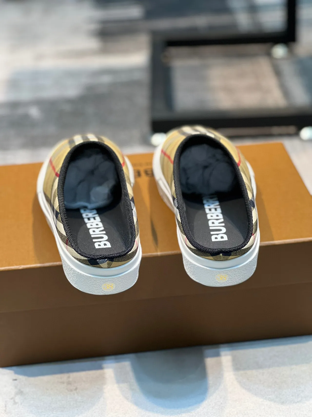 Burberry Chaussures mules en textile beige blanc à carreaux sans talon 2