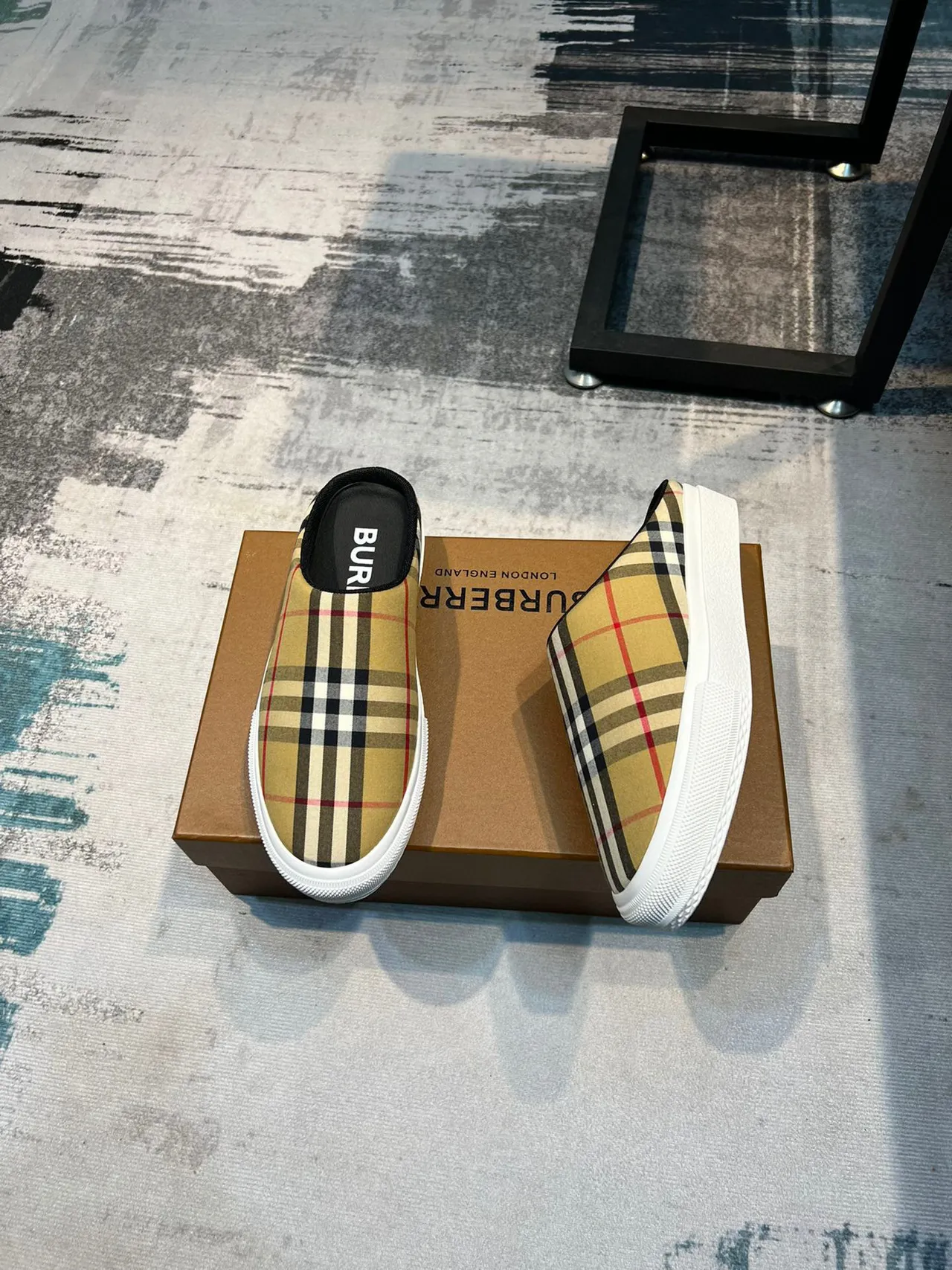 Burberry Chaussures mules en textile beige blanc à carreaux sans talon 4