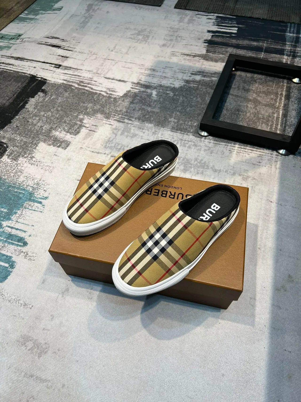 Burberry Chaussures mules en textile beige blanc à carreaux sans talon 5