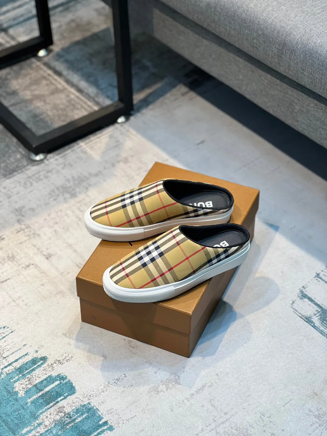 Burberry Chaussures mules en textile beige blanc à carreaux sans talon 7