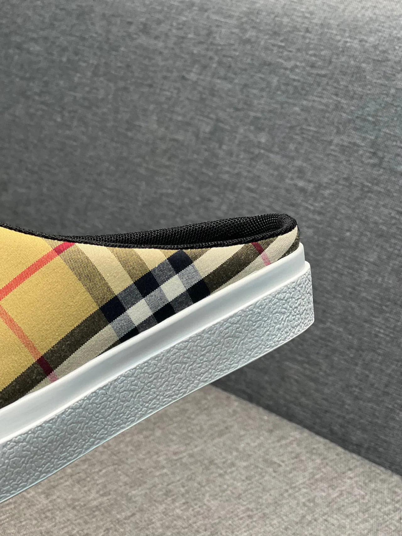 Burberry Chaussures mules en textile beige blanc à carreaux sans talon 8