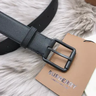 Burberry কালো বেইজ টেক্সচার্ড গ্রেইন ম্যাট রেকট্যাঙ্গুলার বাকল চামড়ার বেল্ট