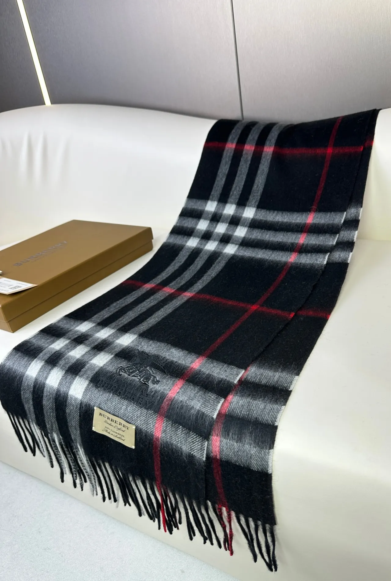 Burberry কালো লাল ক্লাসিক চেক প্যাটার্ন ফ্রিঞ্জড এন্ডস ক্যাশমির স্কার্ফ 6