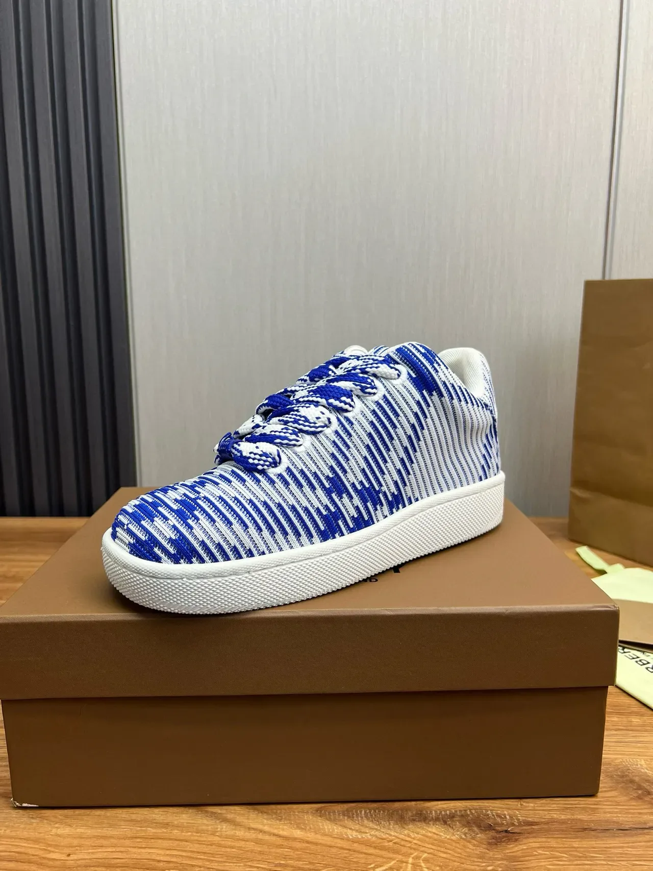 Burberry Chaussures de sport en maille bleue et blanche rayées à talons bas 2