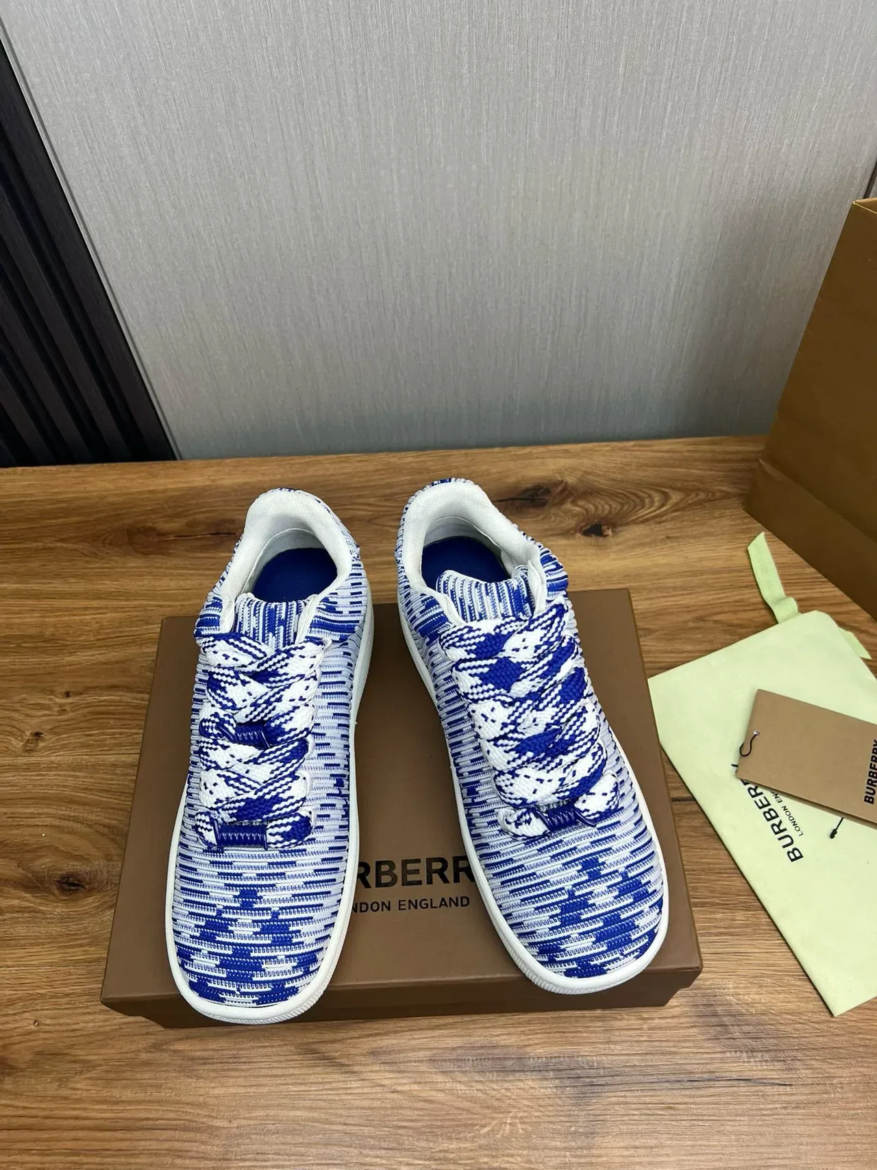 Burberry Chaussures de sport en maille bleue et blanche rayées à talons bas 3