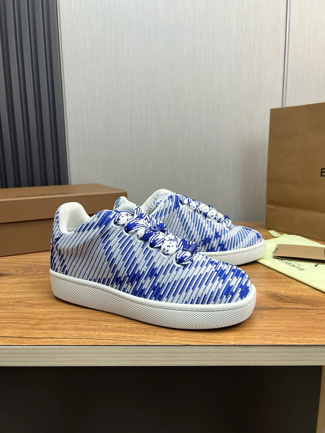 Burberry Chaussures de sport en maille bleue et blanche rayées à talons bas 4