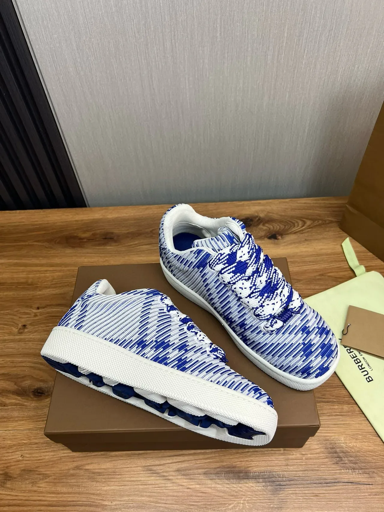 Burberry Chaussures de sport en maille bleue et blanche rayées à talons bas 5