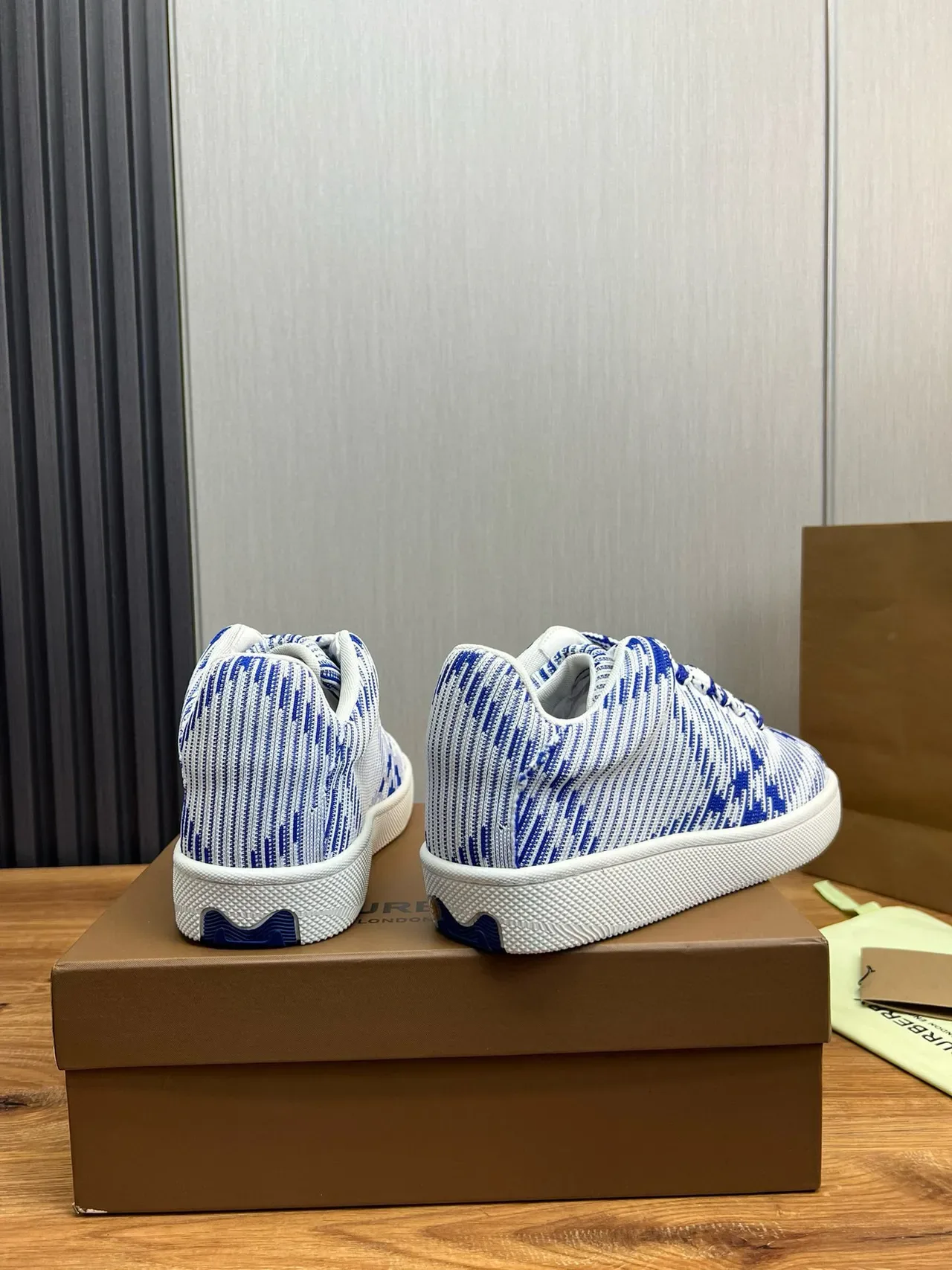 Burberry Chaussures de sport en maille bleue et blanche rayées à talons bas 6
