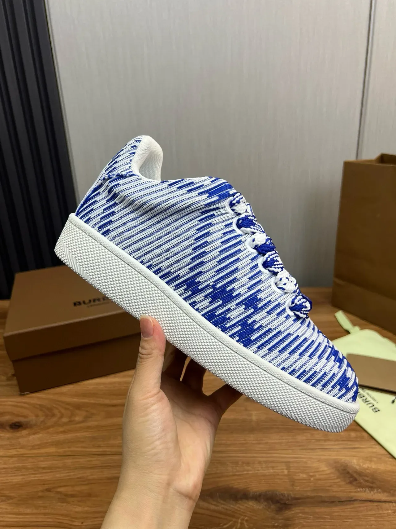 Burberry Chaussures de sport en maille bleue et blanche rayées à talons bas 7