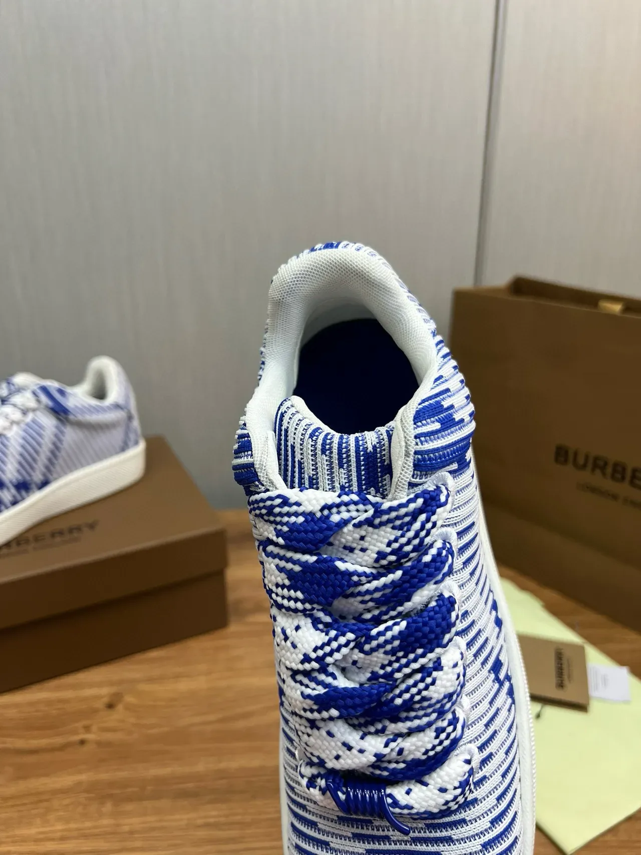 Burberry Chaussures de sport en maille bleue et blanche rayées à talons bas 8