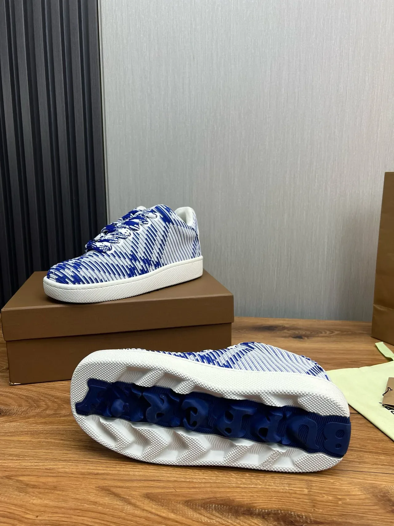 Burberry Chaussures de sport en maille bleue et blanche rayées à talons bas 9