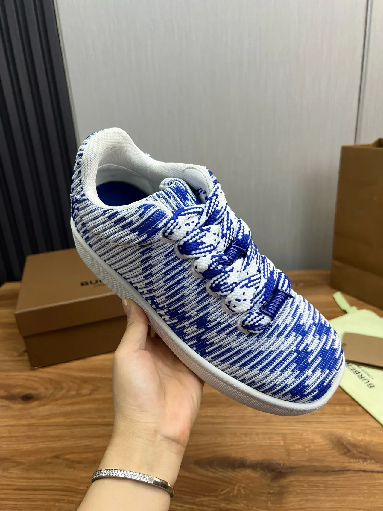 Burberry Chaussures de sport en maille bleue et blanche rayées à talons bas 10