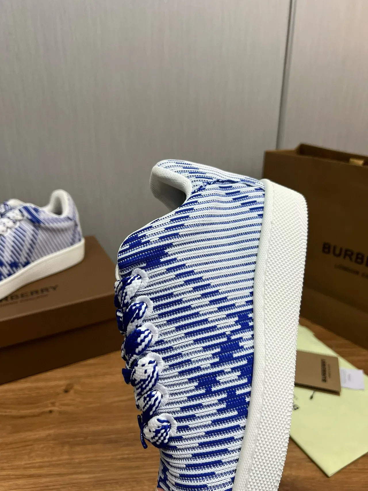 Burberry Chaussures de sport en maille bleue et blanche rayées à talons bas 11