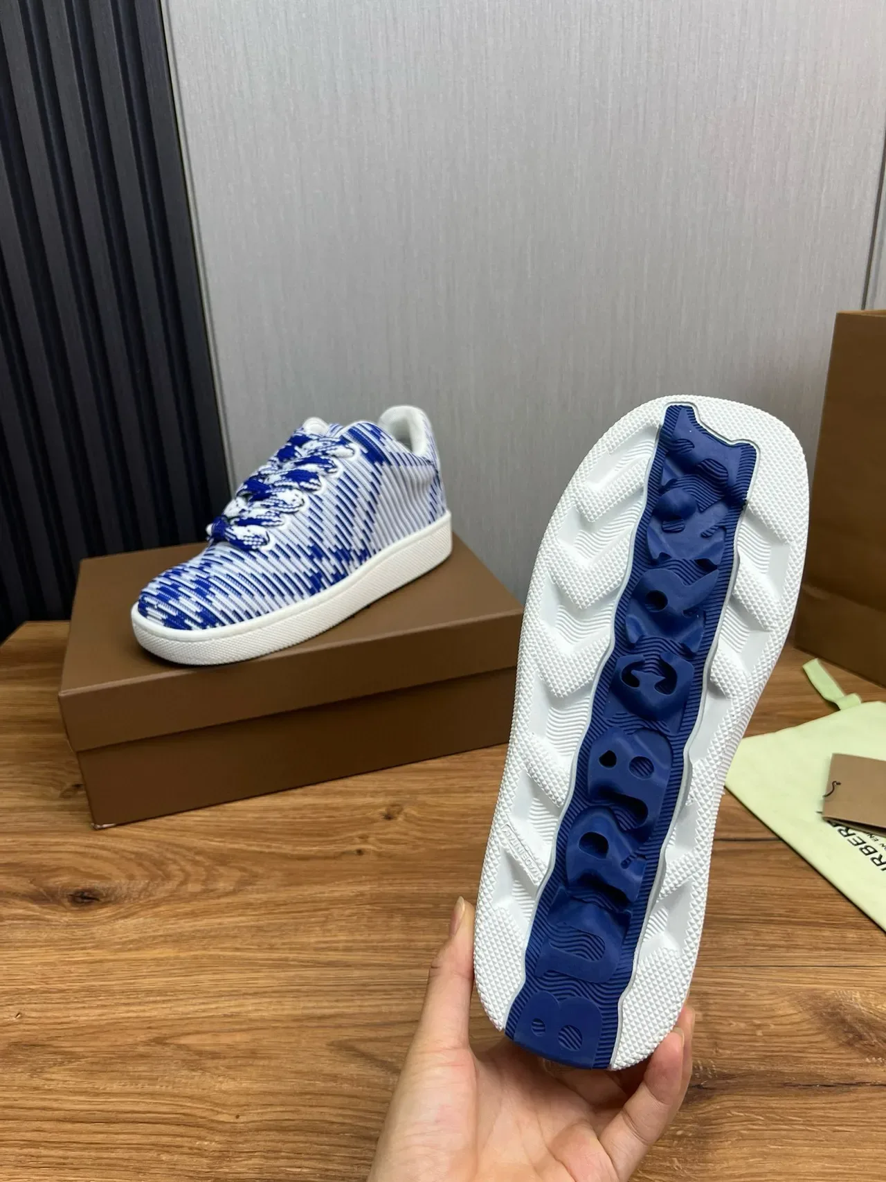 Burberry Chaussures de sport en maille bleue et blanche rayées à talons bas 12