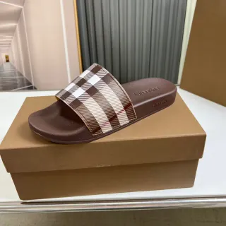 Burberry বাদামি বেইজ এক স্ট্র্যাপ স্লাইড মোল্ডেড রাবার একমात्र চপ্পল