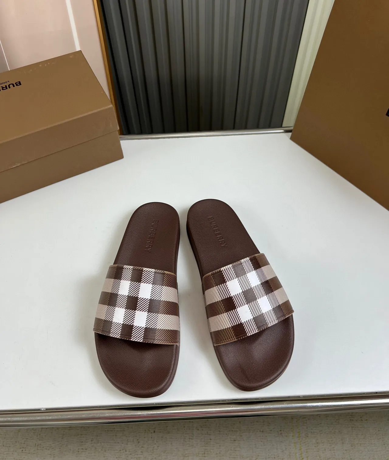 Burberry বাদামি বেইজ এক স্ট্র্যাপ স্লাইড মোল্ডেড রাবার একমात्र চপ্পল 2