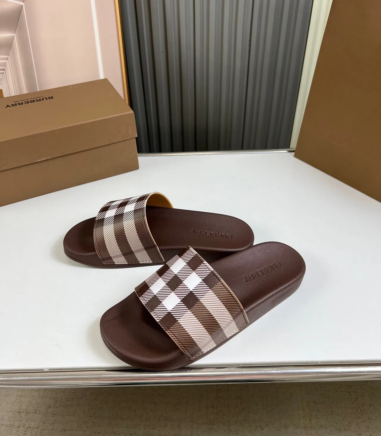 Burberry বাদামি বেইজ এক স্ট্র্যাপ স্লাইড মোল্ডেড রাবার একমात्र চপ্পল 3