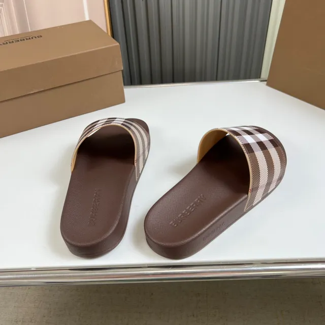 Burberry বাদামি বেইজ এক স্ট্র্যাপ স্লাইড মোল্ডেড রাবার একমात्र চপ্পল 5
