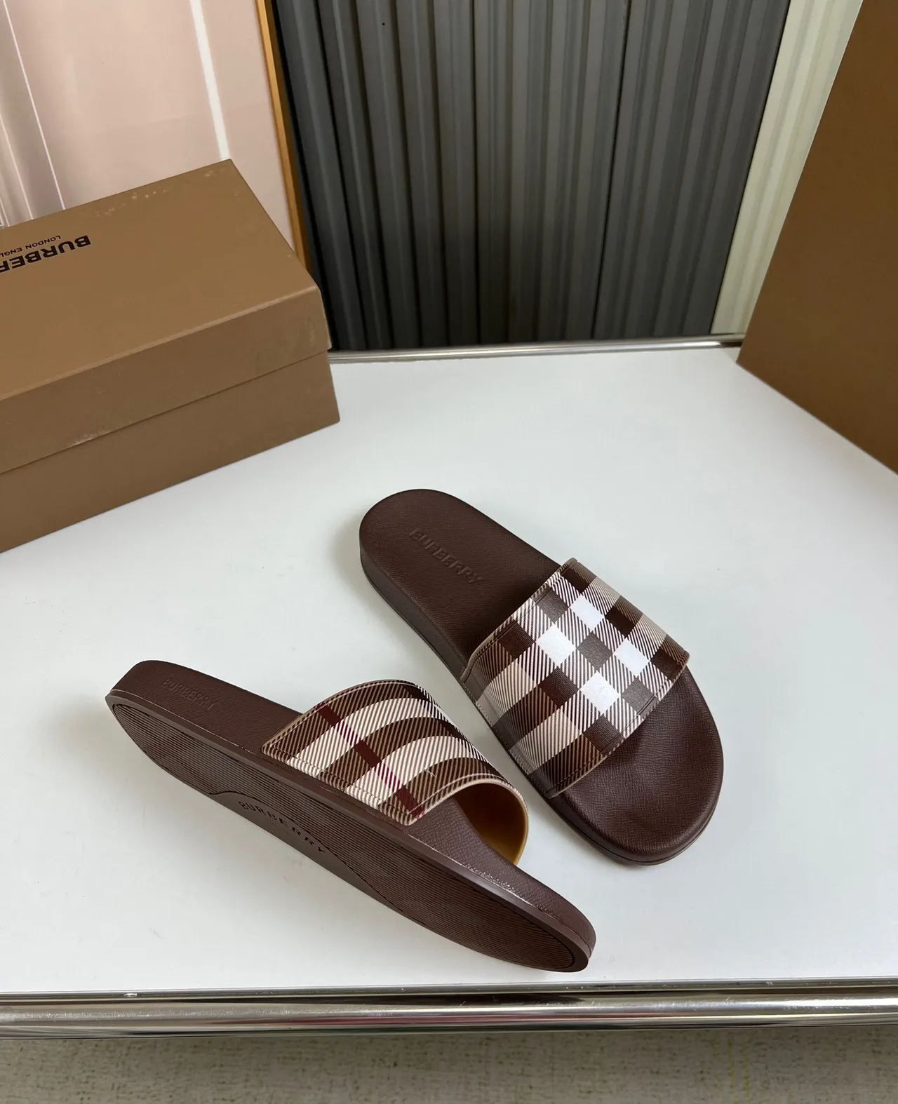 Burberry বাদামি বেইজ এক স্ট্র্যাপ স্লাইড মোল্ডেড রাবার একমात्र চপ্পল 6