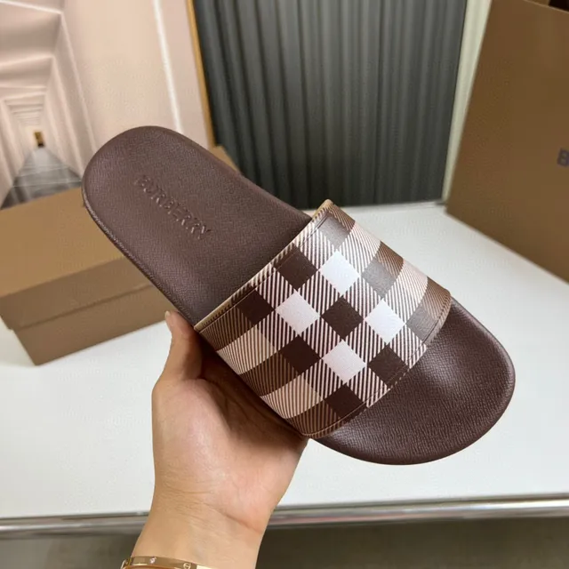 Burberry বাদামি বেইজ এক স্ট্র্যাপ স্লাইড মোল্ডেড রাবার একমात्र চপ্পল 7
