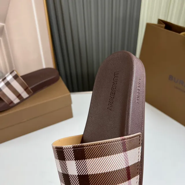 Burberry বাদামি বেইজ এক স্ট্র্যাপ স্লাইড মোল্ডেড রাবার একমात्र চপ্পল 8