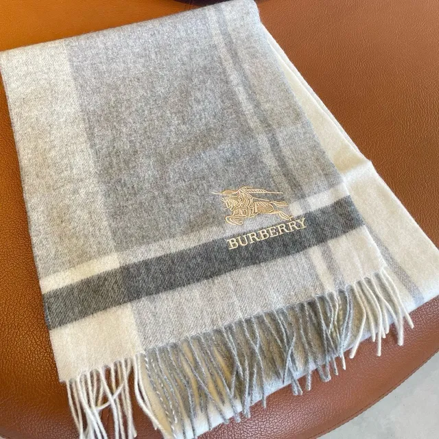 Burberry Écharpe en Cachemire à Carreaux 4