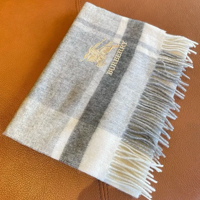 Burberry Écharpe en Cachemire à Carreaux 5
