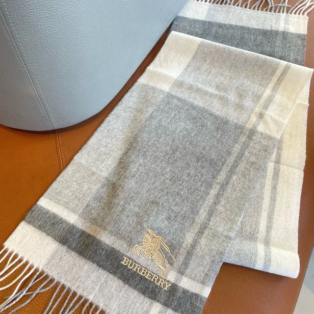 Burberry Écharpe en Cachemire à Carreaux 6